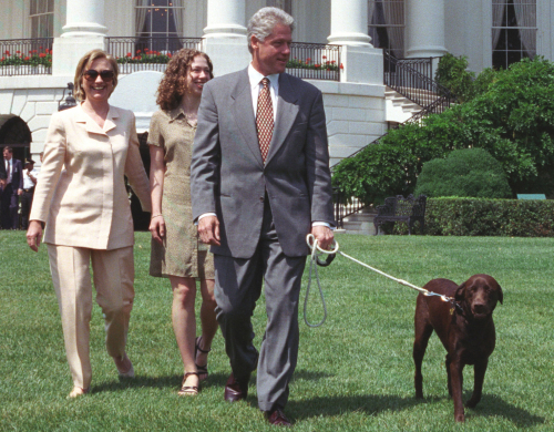 President_Bill_Clinton_First_Lady_Hillary_Clinton_Chelsea_Clinton_and_the_dog_Buddy_walking_on_the_South_Lawn_24_July_1998